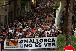 Над 10 000 протестираха срещу наплива от туристи в Палма де Майорка (Снимки)