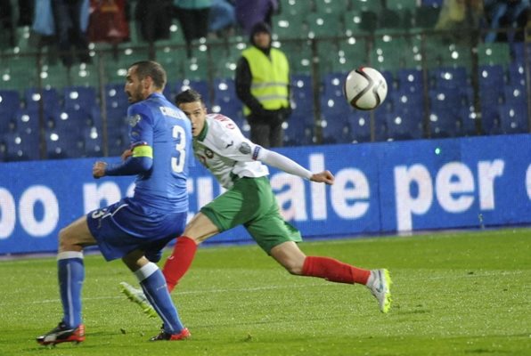 Георги Миланов центрира за втория гол на Илиян Мицански.