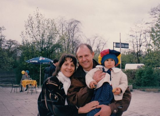 Константин Марков, съпругата му Лаура и дъщеря им Никол през 1999 г.