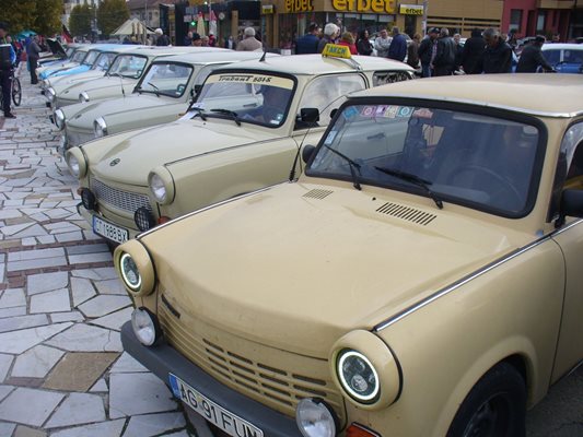 Част от 60-те коли, събрани в чест на годишнината на известната марка от времето на ГДР. СНИМКИ: Авторът