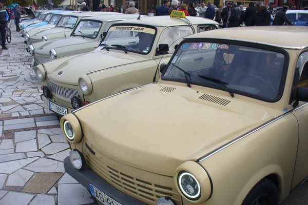 Част от 60-те коли, събрани в чест на годишнината на известната марка от времето на ГДР. СНИМКИ: Авторът