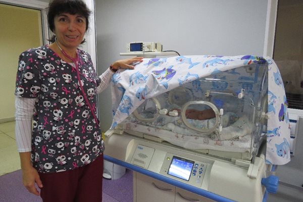 Д-р Кина Николова пред един от кувьозите, в които се отглеждат недоносените бебета