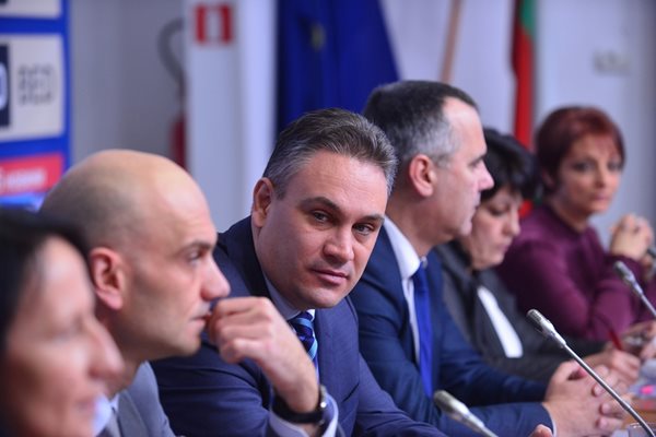 Част от състава на КПКОПНПИ с председател Пламен Георгиев (по средата)
