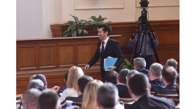 Премиерът Кирил Петков влезе усмихнат за блиц-контрола в парламента.