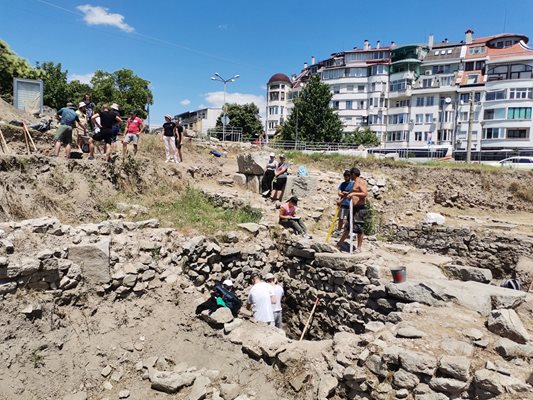 На Източната порта отново се извършват разкопки.