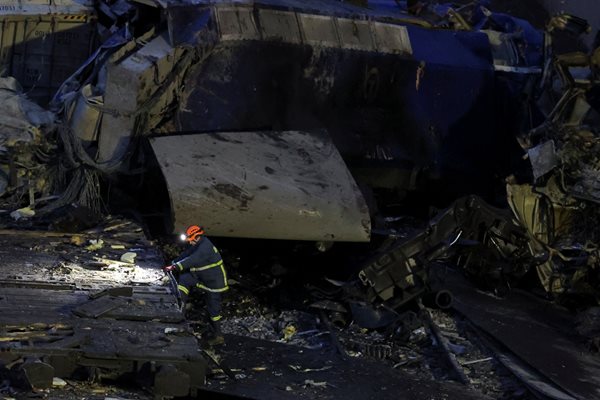 Продължава спасителната операция след катастрофата между два влака в Гърция снощи Снимка: Ройтерс