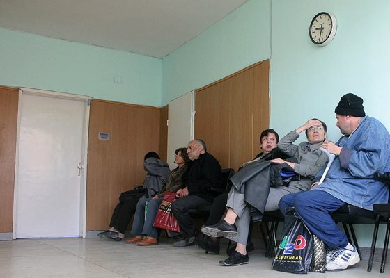 Хора с увреждания пред ТЕЛК, за да подновят свидетелствата си.

СНИМКА: “24 ЧАСА”