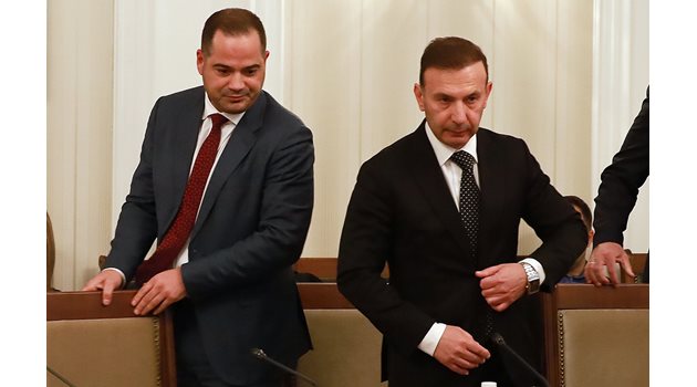 Министър Калин Стоянов (вляво) е разпитван по делото, главният секретар Живко Коцев попада в разследването с близки отношения с Марин Димитров и синът му Стефан.