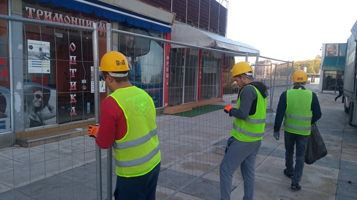 Работници на "Жилфонд" първо оградиха магазините, след което пристъпиха към събарянето им. Снимки: Авторът