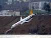 Самолет излезе от пистата при кацане на турско летище, едва не падна в морето (Видео, снимки)