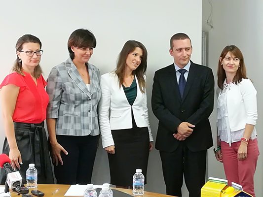 Екипът, които е отговарял за изготвянето на двата фонда. В средата е изпълнителният директор Светослава Георгиева.