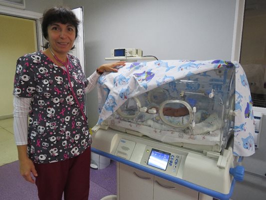 Д-р Кина Николова пред един от кувьозите, в които се отглеждат недоносените бебета