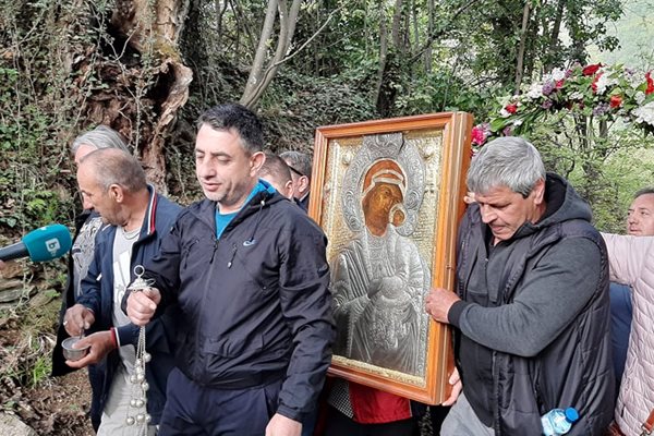 Мъже носят на ръце копието на чудотворната икона на Света Богородица.