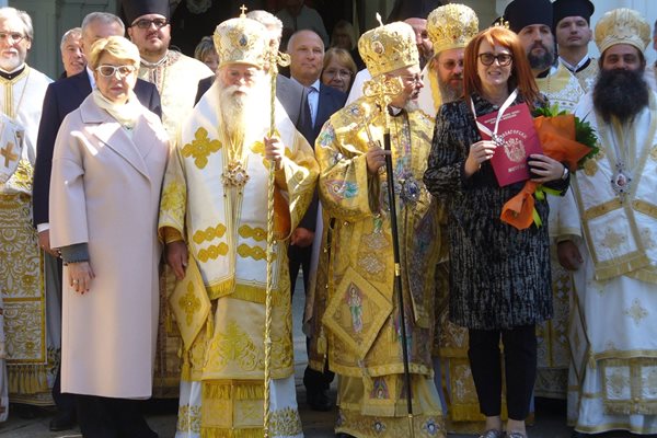 В средата на общата снимка пред храма  след литургията са руският посланик Елеонора Митрофанова,  владиците Гавриил и Киприан и проф. Мария Нейкова, служебен областен управител на Бургас /отляво надясно/ 
Снимка: Ваньо Стоилов