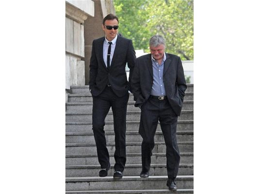 Емил Данчев и Митко слизат по стълбите пред стадион “Васил Левски”. След секунди нападателят ще обяви, че се отказва от националния отбор на България. 
СНИМКА: БУЛФОТО