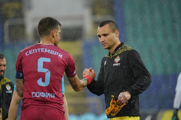 Капитаните на "Септември" Асен Георгиев и на "Ботев" Виктор Генев се поздравяват преди мача.