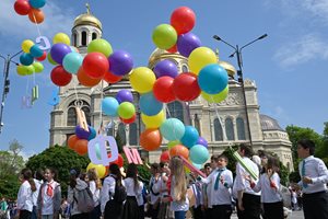 Букви балони полетяха в небето на Варна за 24 май