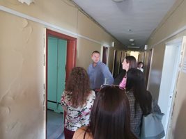Даниел Парушев и студенти оглеждат общежитието “Димитър Благоев”.