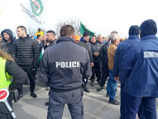 Участниците в протеста пробира  полицейския кордон.