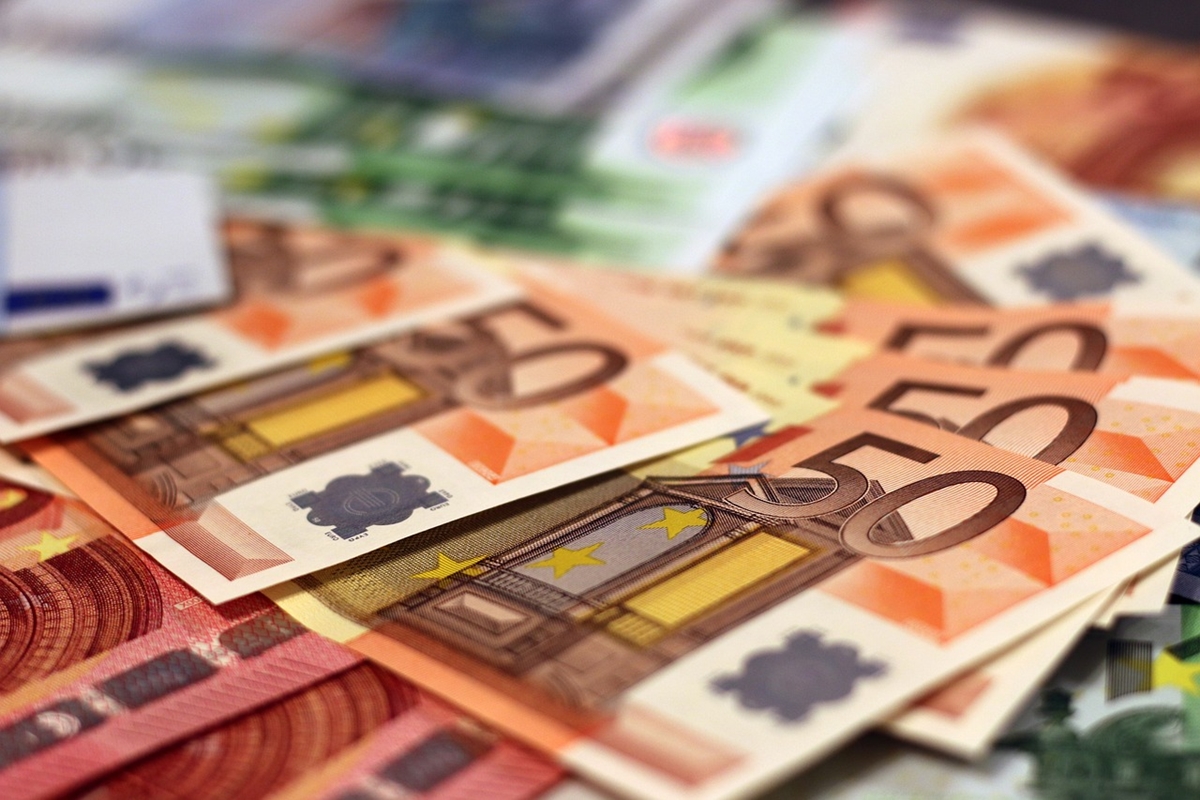 Еврото се стабилизира около 1,082 долара