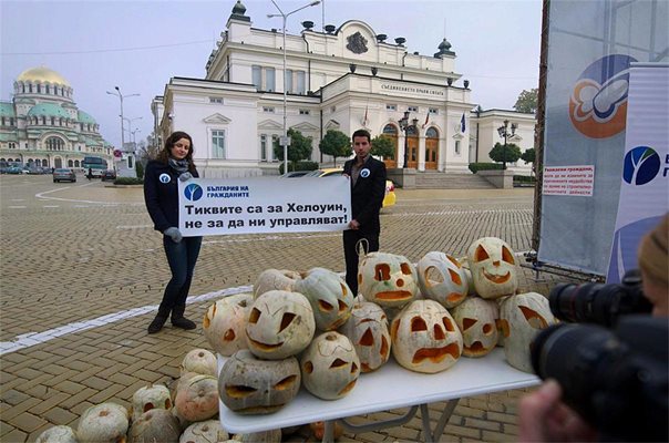 Млади последователи на Кунева по дирите на &quot;Булката Беглец&quot; Борисов