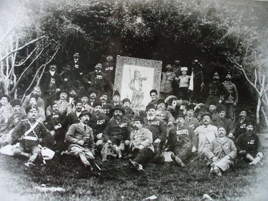 Опълченци от Шумен, снимани през 1902 г., сред тях е и Преславски.