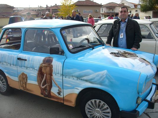 Преди години председателят на клуб “Трабант” Ангел Пеев изрисувал картонения си автомобил със сцени от “Ледена епоха”.
