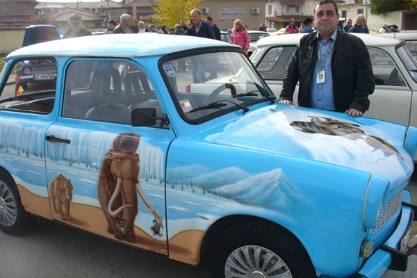 Преди години председателят на клуб “Трабант” Ангел Пеев изрисувал картонения си автомобил със сцени от “Ледена епоха”.