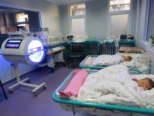 С фототерапия лекуват жълтеница на новородените