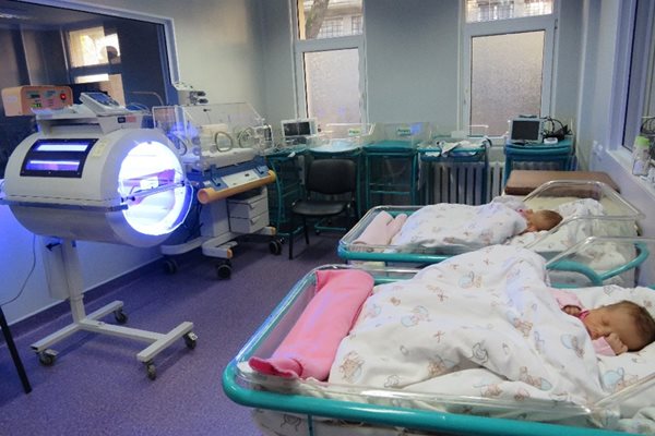 С фототерапия лекуват жълтеница на новородените