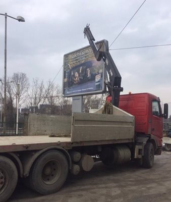 Камион отнася незаконен билборд.