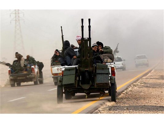 Либийски бунтовници напускат град Адждабия.
СНИМКИ: РОЙТЕРС