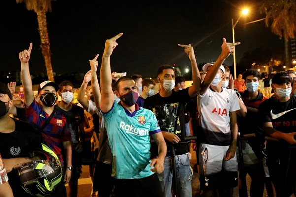 Възмутени фенове обсадиха клубния стадион "Камп Ноу" в знак на протест. Снимки Ройтерс