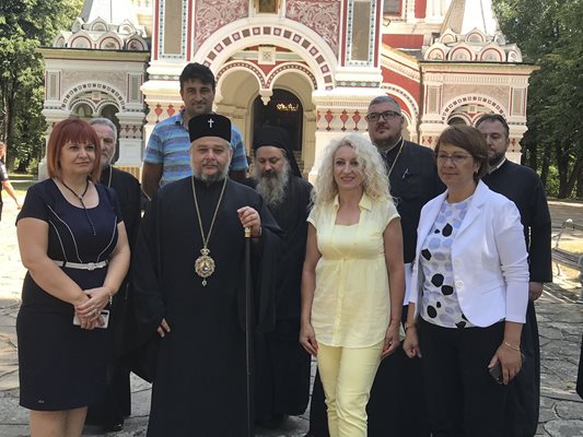 Старозагорският митрополит Киприан (в средата) благодари на премиера Бойко Борисов за отпуснатите средства.
