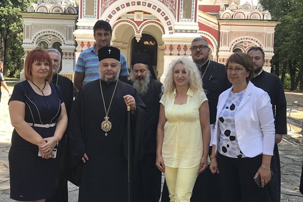 Старозагорският митрополит Киприан (в средата) благодари на премиера Бойко Борисов за отпуснатите средства.