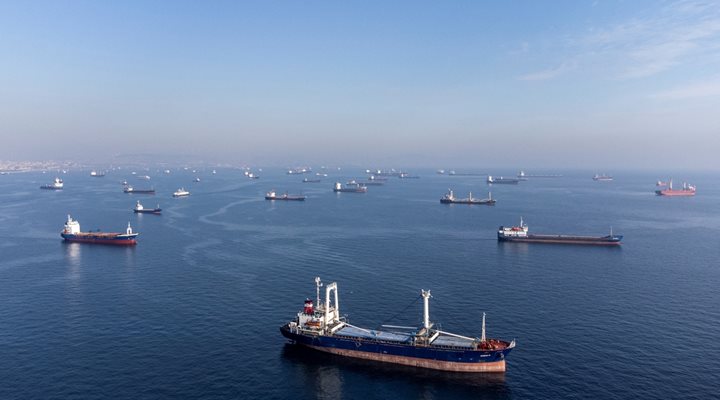 Търговски кораби, включително плавателни съдове, които са част от черноморската сделка за зърно, чакат да преминат през Босфора.

СНИМКА: РОЙТЕРС