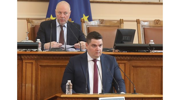 Шефът на правната комисия Стою Стоев представя предложенията.