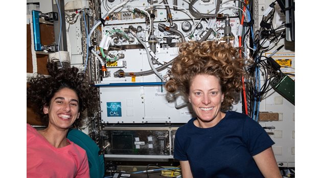 Двете астронавтки Жасмин Могбели и Лоръл Охара на 2 ноември прекараха 6 часа и 42 минути извън станцията, за да ремонтират лагер на соларната енергийна система и да приберат модула за електронни комуникации.
СНИМКА: НАСА