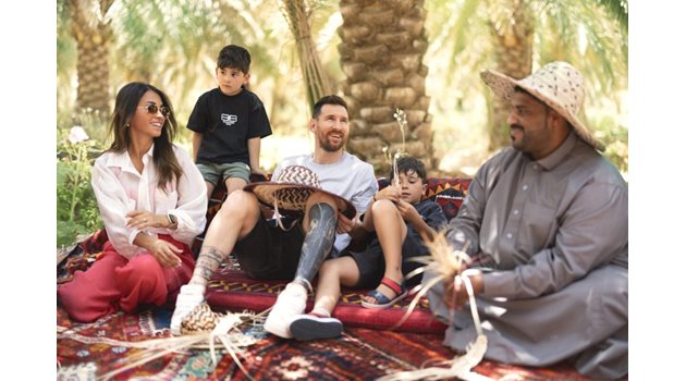 Лео Меси със семейството си по време на рекламно пътуване в Саудитска Арабия
