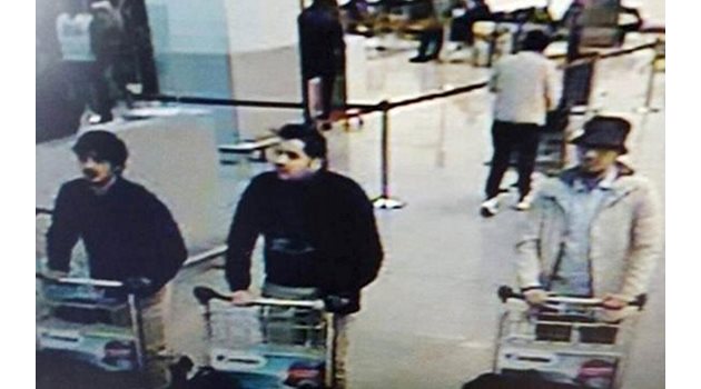 ТЕРОРИСТИ: Предполагаемите трима атентатори са заснети от камерите на летището в Брюксел.