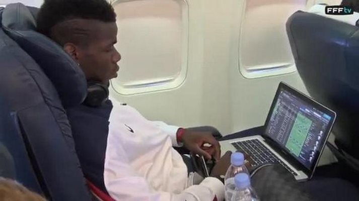 Футболистът Пол Погба бе засечен да играе на компютърна игра,  докато пътуваше в самолет за мач от световното първенство през  2014 г.