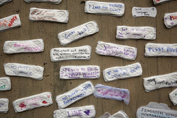 Послания, написани върху дамски превръзки, отправени от протестиращи по време на “женския марш” през 2017 г. в защита на правата на жените.