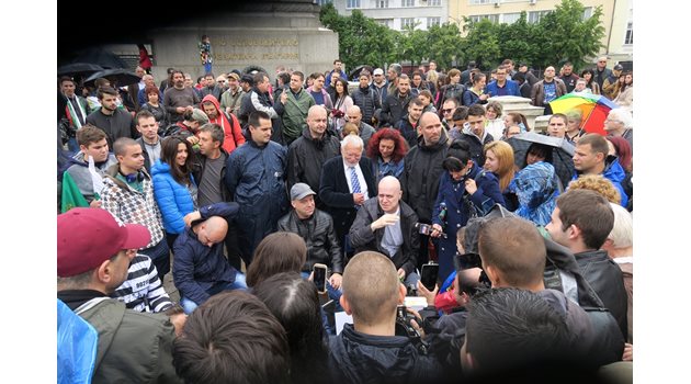 Слави Трифонов по време на протеста си пред парламента през 2017 г., когато резултатите от проведения от екипа му референдум не бяха признати за задължителни.