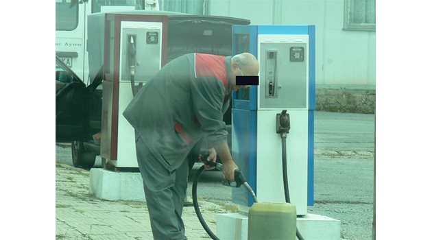 От всички служители в сервиза, шефовете на БНТ запазиха сгащения да точи от служебния бензин.