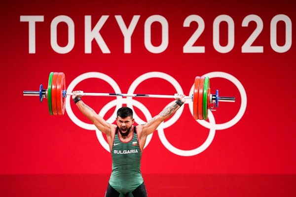Божидар Андреев по време на състезанието по вдигане на тежести в категория до 73 кг. от олимпийските игри в Токио. Българинът завърши пети. СНИМКА: ЛЮБОМИР АСЕНОВ, LAP.BG