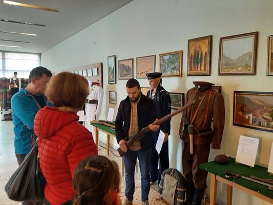 Благотворителната изложба в Кричим събра над 1600 лв. за семейството на Костадин Згуровски