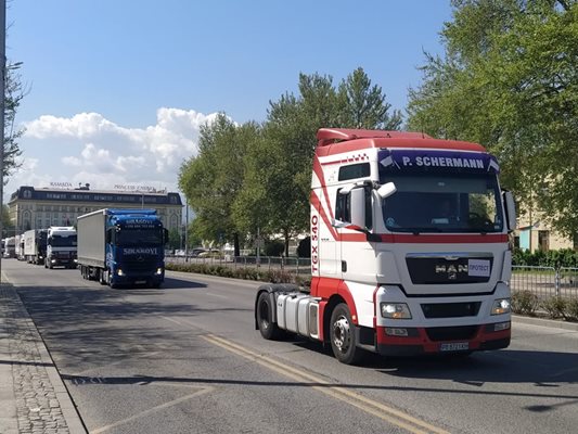 В продължение на половин час камионите минаваха през централния булевард в Пловдив.