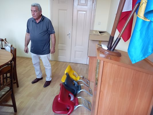 Експертът от община Пловдив показва седалките, които ще бъдат монтирани на "Колежа".


СНИМКА: Авторът.