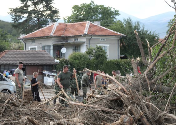 Близо 100 военнослужещи отстраняват щети от наводнението в три населени места в Карловско