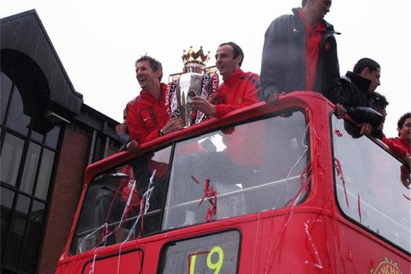 Вратарят Едвин ван дер Сар и Бербатов крепят шампионската купа по време на парада по улиците на Манчестър миналото лято.
СНИМКА: НАЙДЕН ТОДОРОВ
